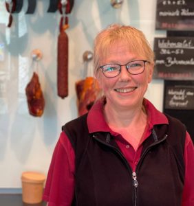 Verkäuferin Team Metzgerei Seitz Friedrichsdorf hinter der Theke